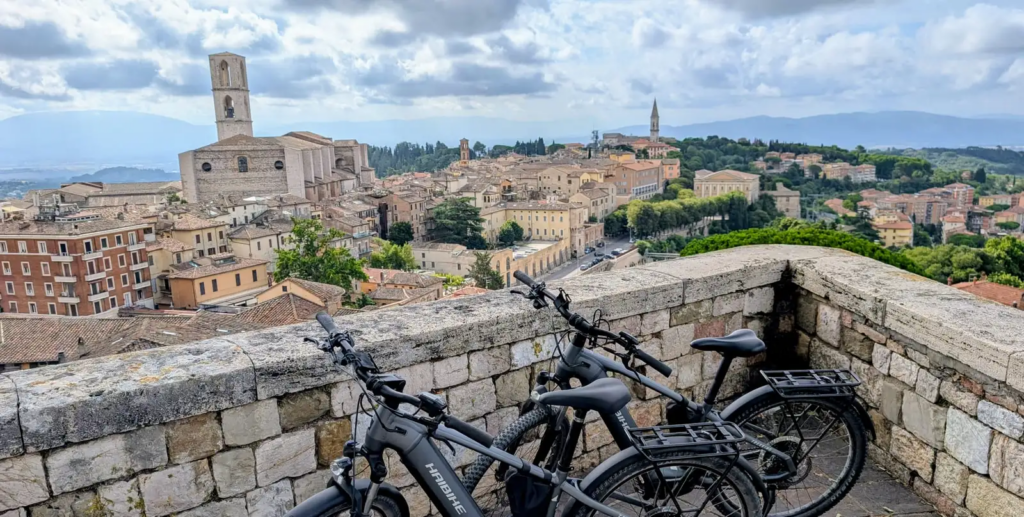e-bike con sfondo Perugia