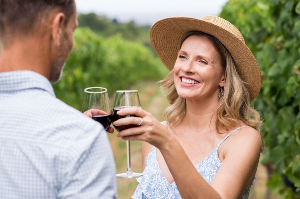 donna che beve un calice di vino rosso