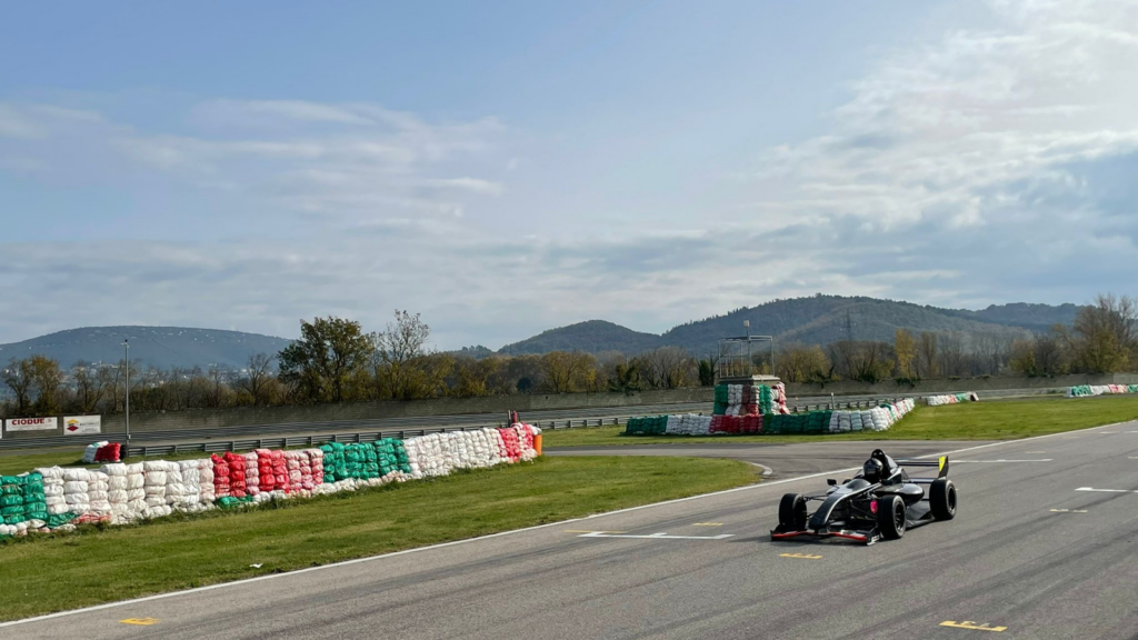 macchina da corsa su circuito