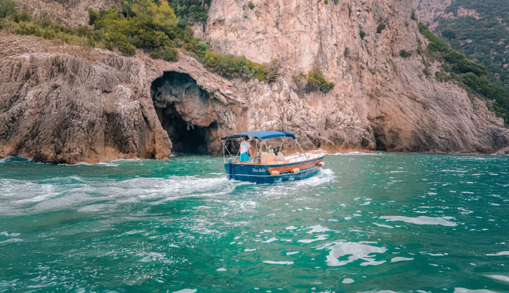 Gita in barca tra le grotte del Promontorio del Circeo lungo le falesie a picco sul mare