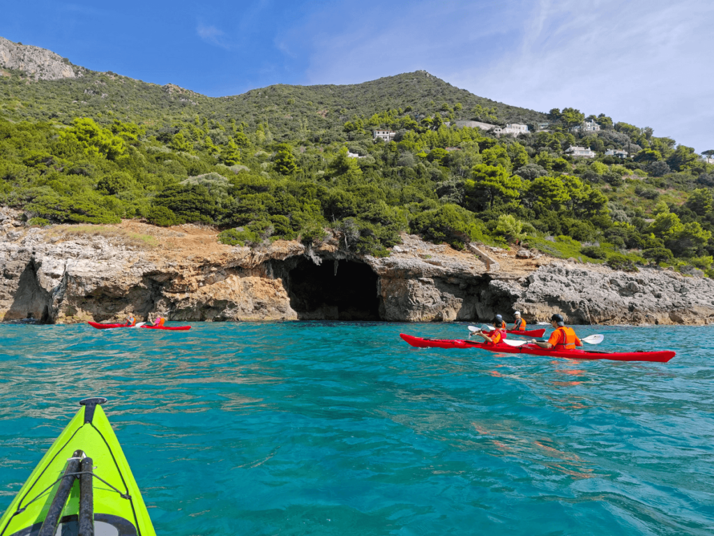 Escursione in kayak lungo la costa del Promontorio del Circeo con vista sulle grotte marine e sulla macchia mediterranea