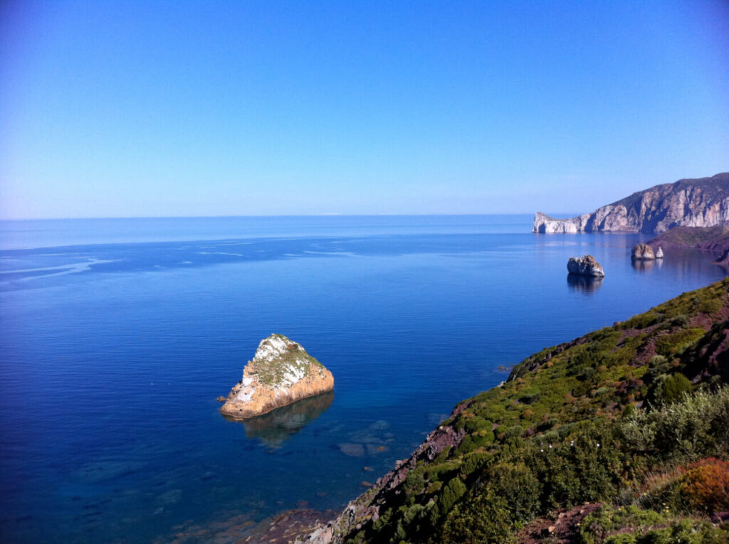 Panorama costiero del Sulcis Iglesiente a Masua con lo Scoglio dei Contras e il Pan di Zucchero sullo sfondo