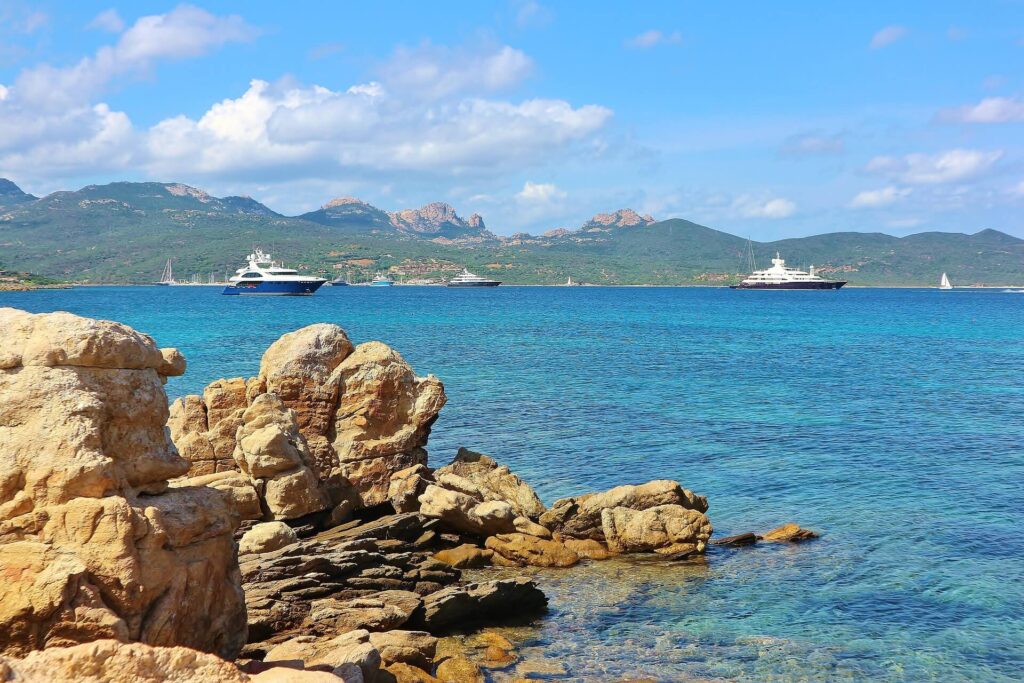 Rocce granitiche e yacht in Costa Smeralda visti dalla Spiaggia del Principe, Arzachena
