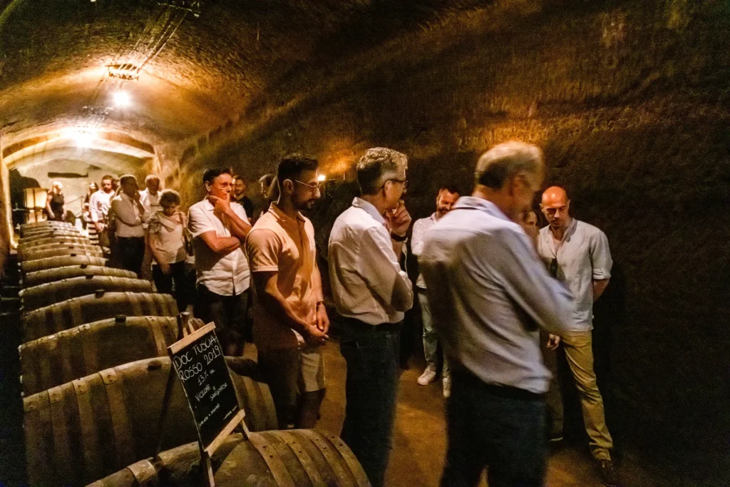 Visita guidata in una cantina ottocentesca della Tuscia con botti di legno e degustazione di olio e vini locali