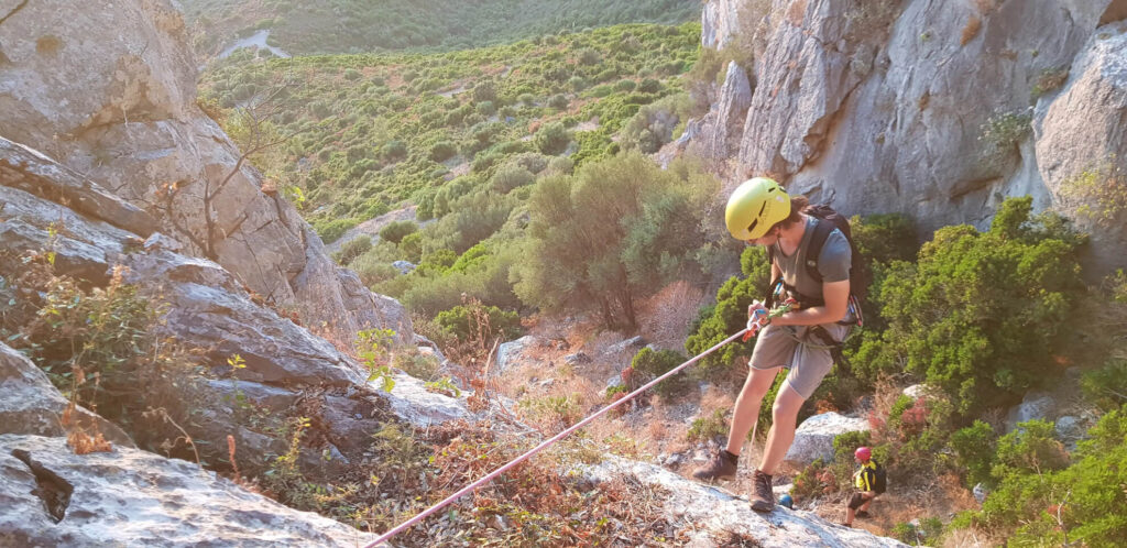 Canyoning nel Sulcis-Iglesiente: discesa in corda doppia tra le rocce calcaree della Sardegna sud-occidentale