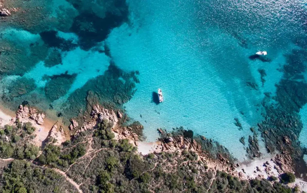 Vista aerea di Cala Brandinchi a San Teodoro con sabbia bianca e mare cristallino