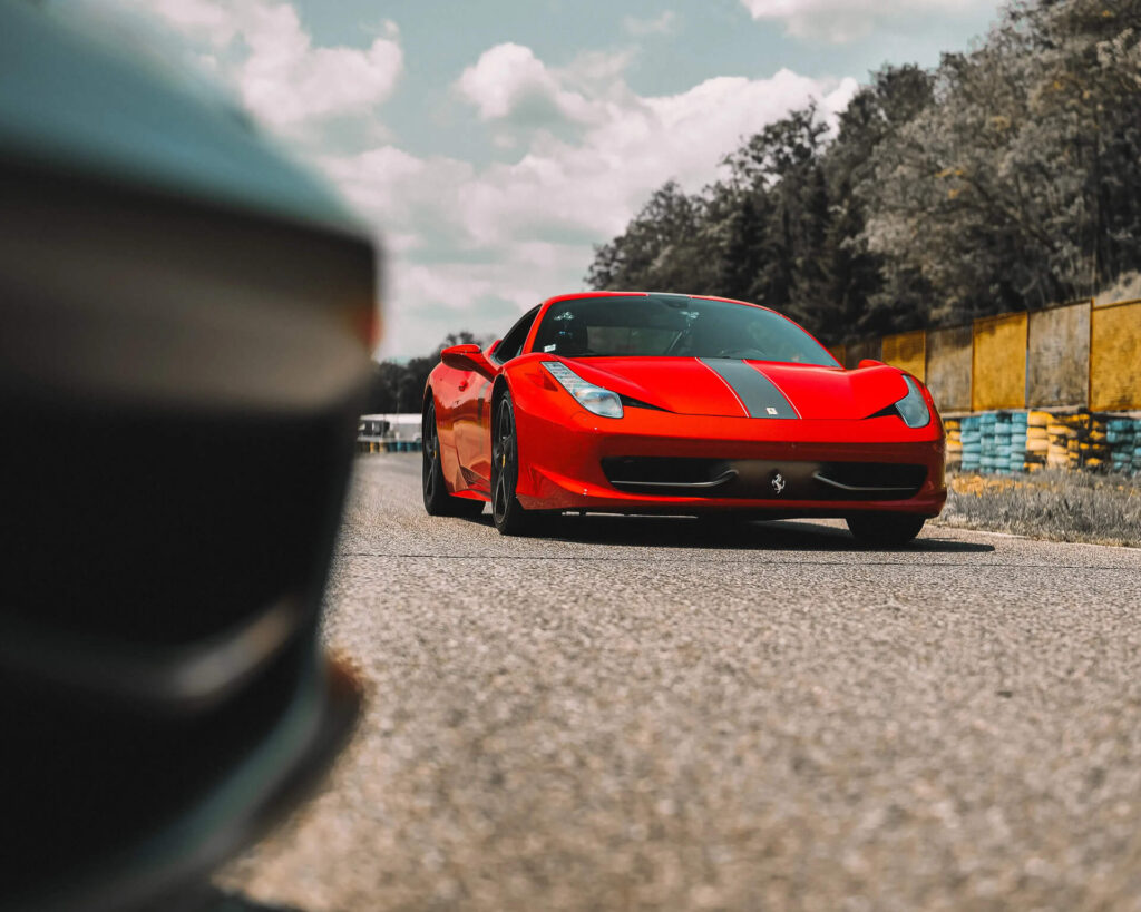 Una Ferrari F458 Italia rossa sportiva pronta a sfrecciare sulla pista del Circuito Tazio Nuvolari di Cervesina, in Lombardia.