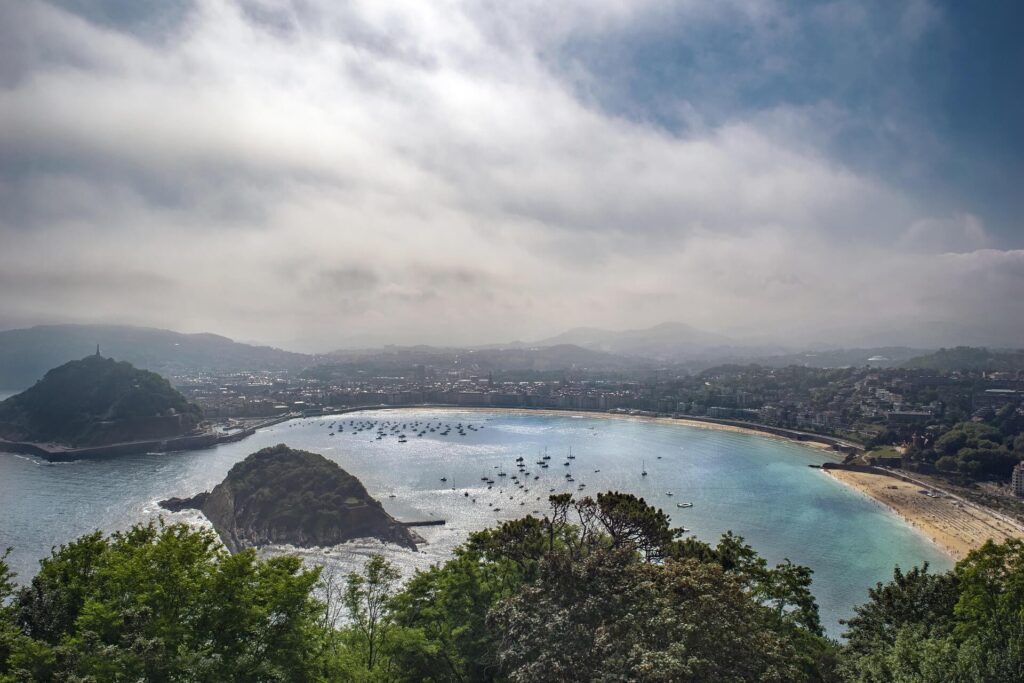 Veduta panoramica della spiaggia La Cinta a San Teodoro e della sua baia a forma di arco