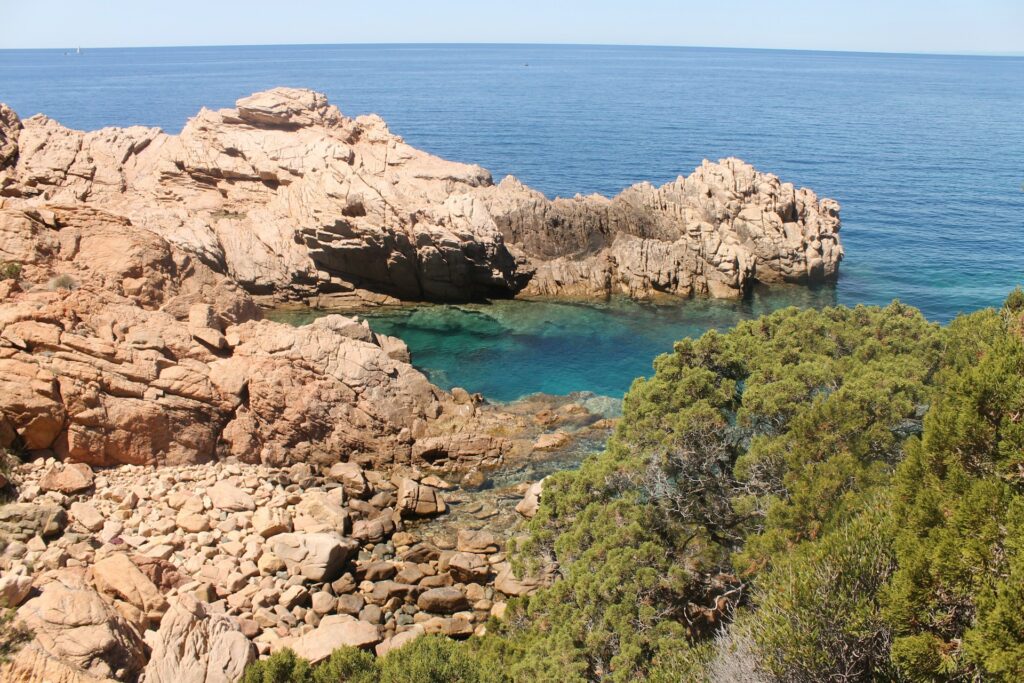 Caletta di Li Cossi sulla Costa Paradiso tra rocce di trachite rosa e macchia mediterranea