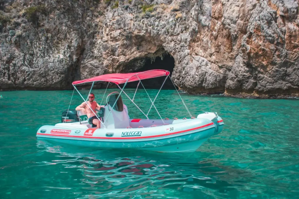 Noleggio gommone senza patente al Circeo per esplorare le grotte marine e le calette del promontorio