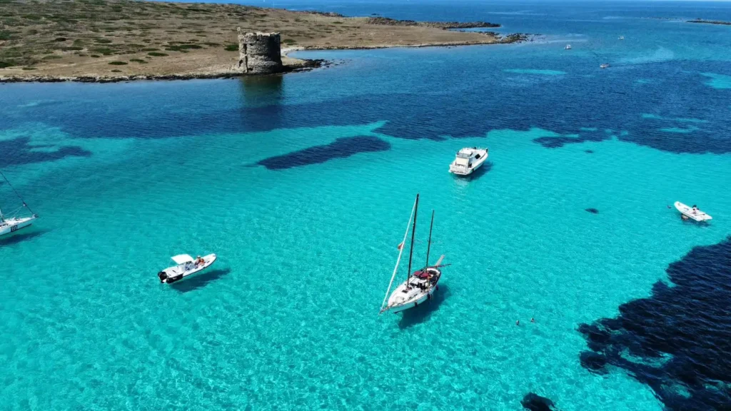 Vista aerea della spiaggia La Pelosa a Stintino con torre aragonese e mare turchese