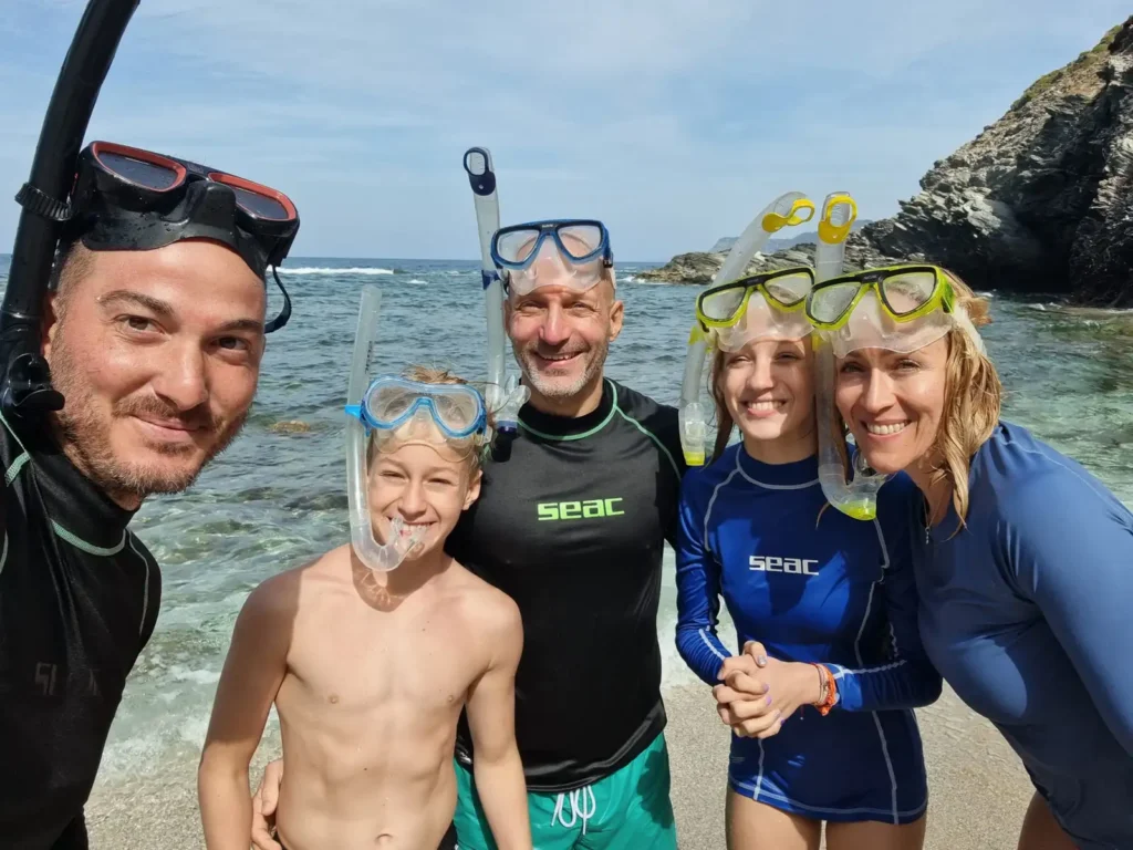 Famiglia con maschera e boccaglio pronta per una sessione di snorkeling sulla costa di Alghero