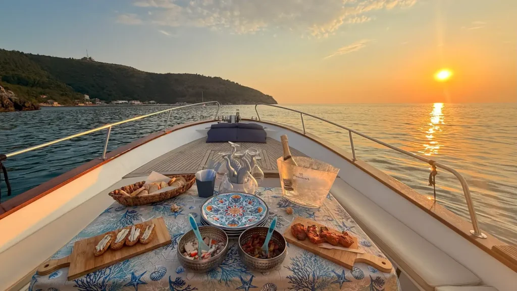 Aperitivo in barca al tramonto sul mare del Cilento con antipasti di pesce, bruschette e champagne a bordo