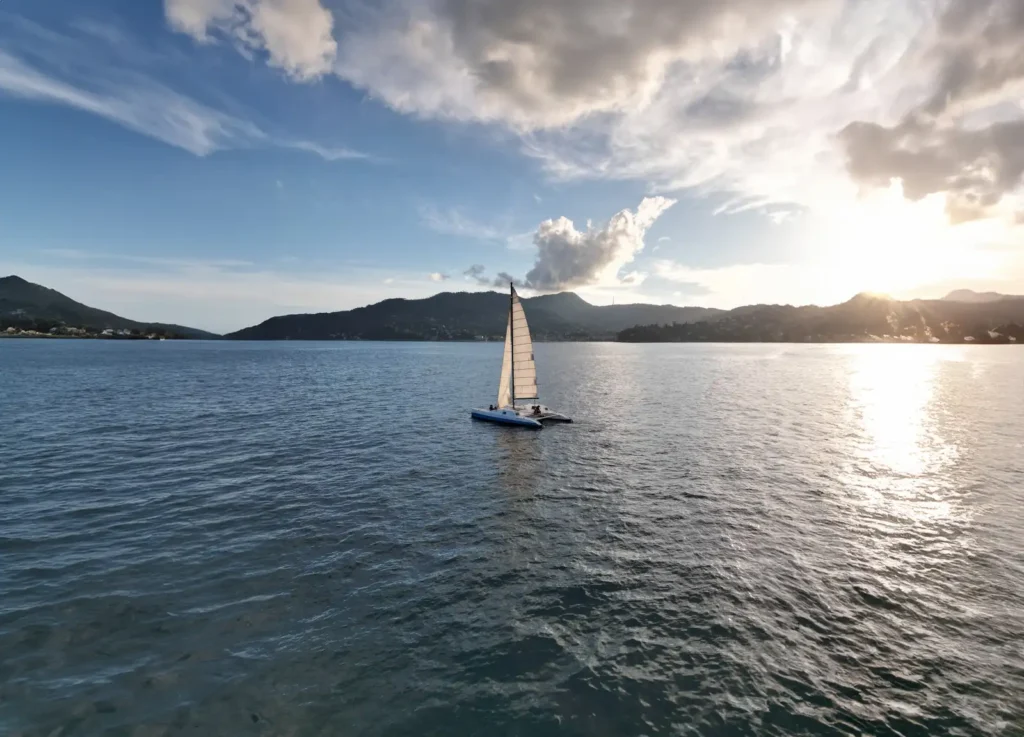 Catamarano a vela al tramonto nel Golfo del Tigullio Liguria
