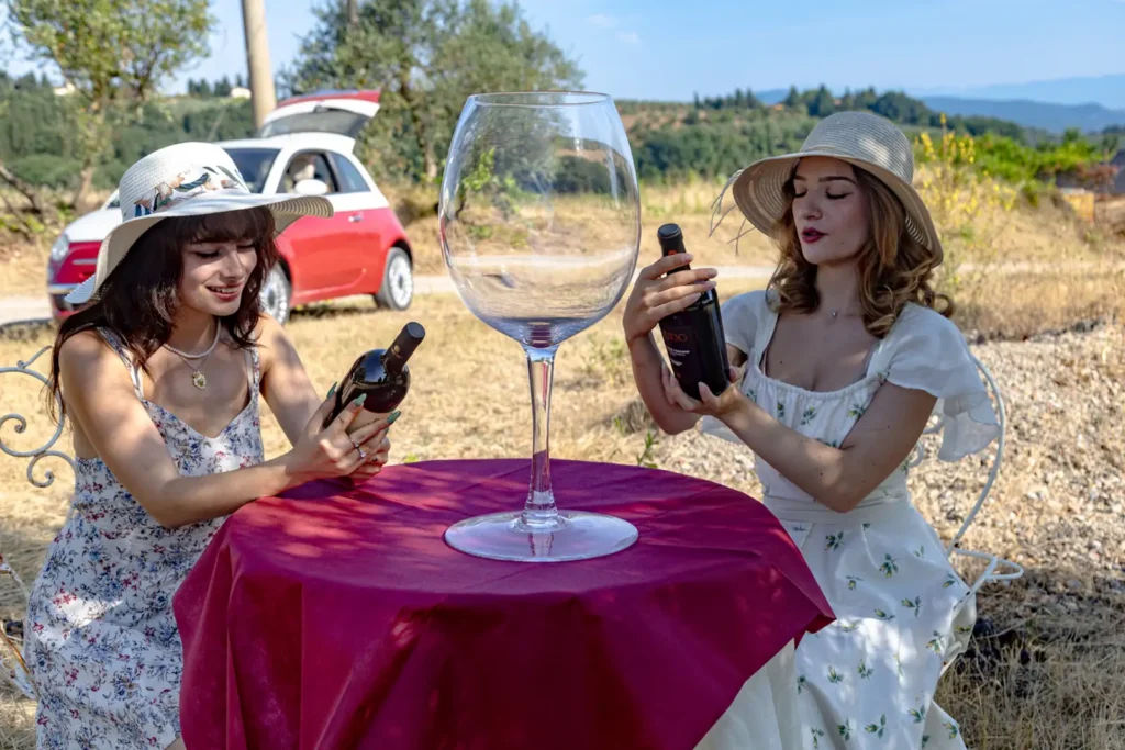 Degustazione formaggi e vino in Toscana tra vigneti e paesaggio collinare toscano