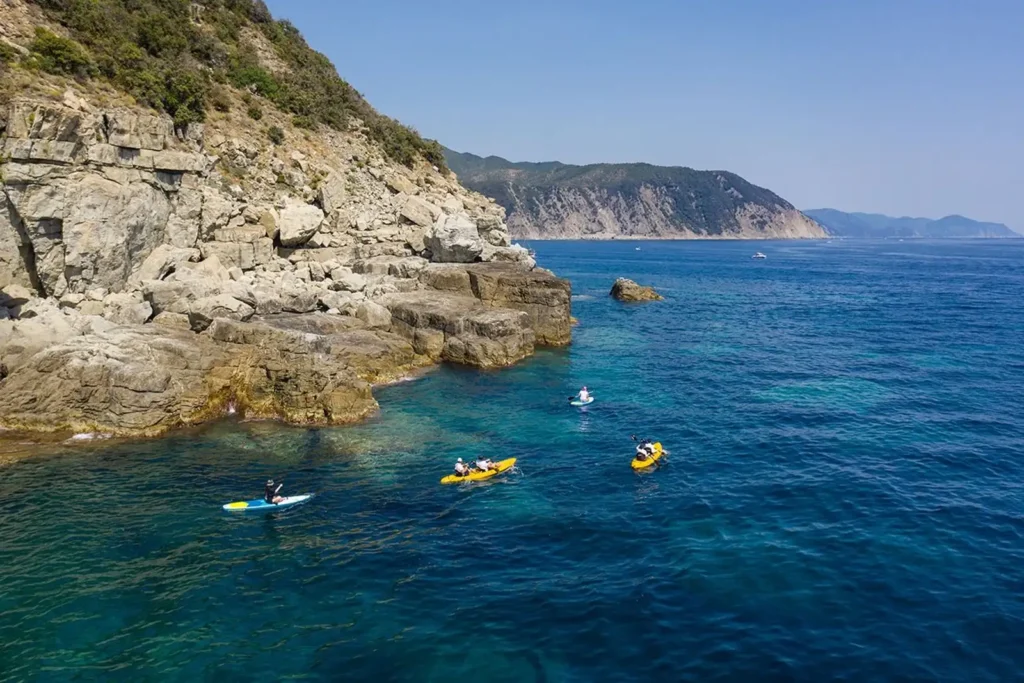 Escursioni in kayak e canoa lungo le scogliere del Golfo del Tigullio