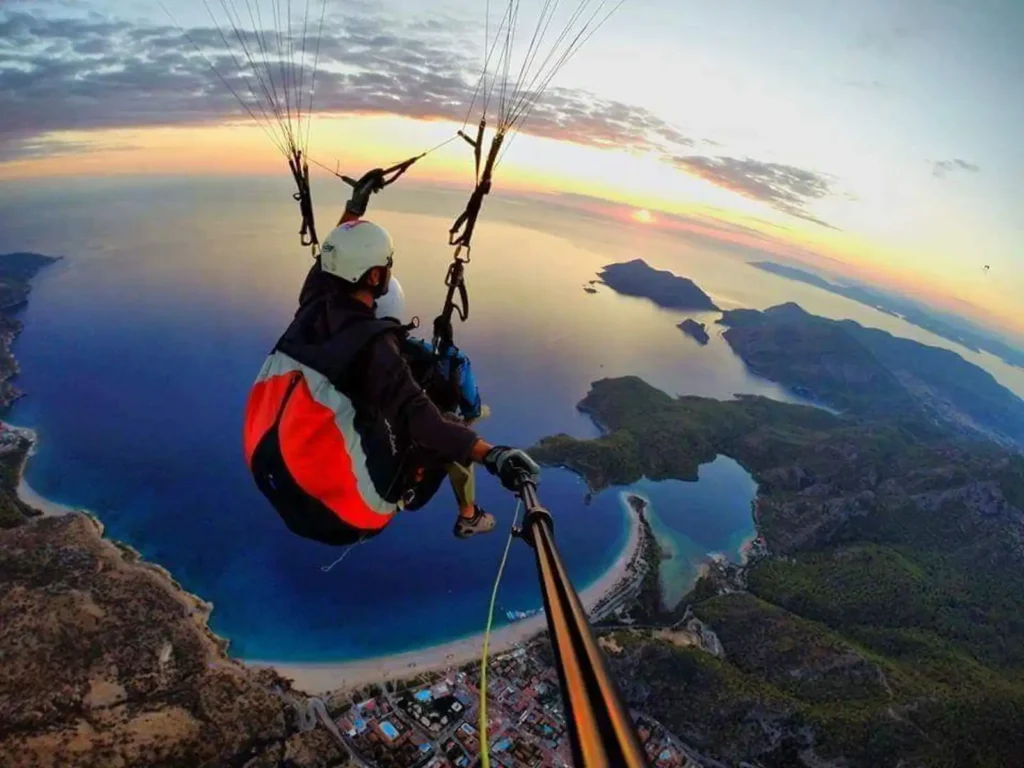Volo in parapendio sul Golfo del Tigullio vista mare al tramonto