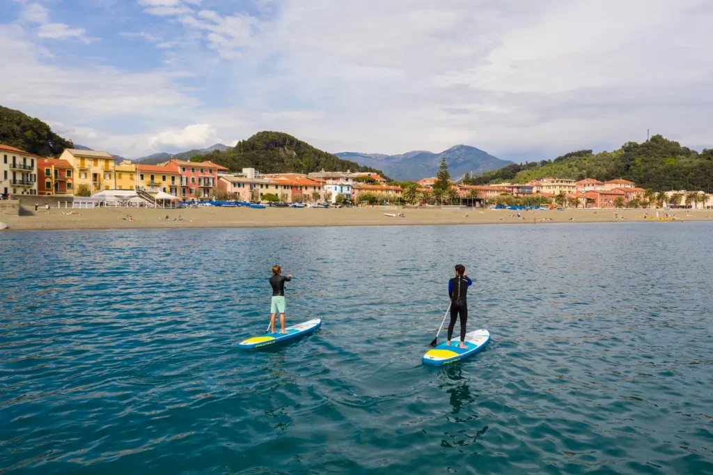 Stand up paddle SUP a Sestri Levante con vista sul borgo ligure