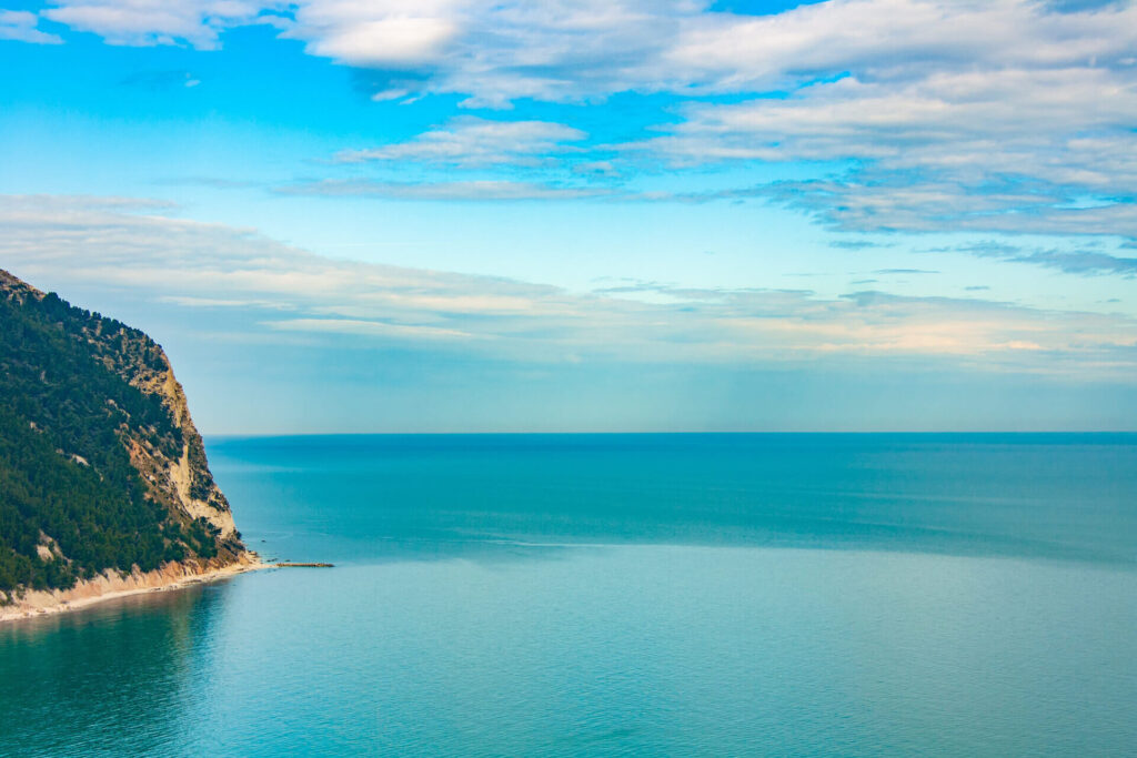 Scogliera del Monte Conero con mare Adriatico turchese, vacanze a giugno nelle Marche