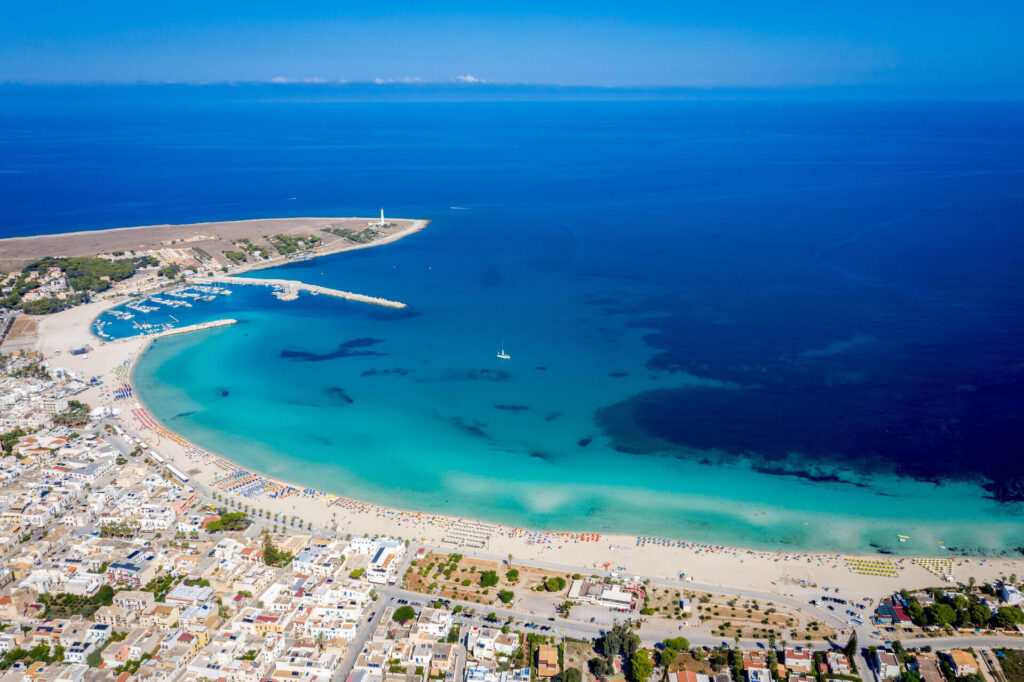 Vista aerea del porto e della spiaggia di San Vito Lo Capo con mare turchese, Riserva dello Zingaro Sicilia
