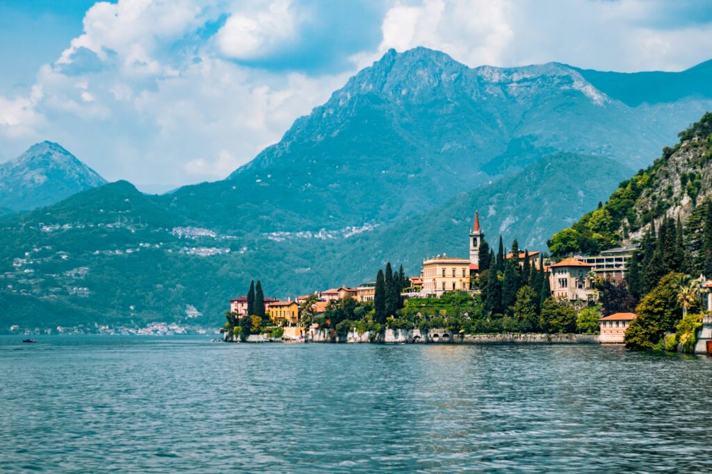vista di Bellagio dall'acqua