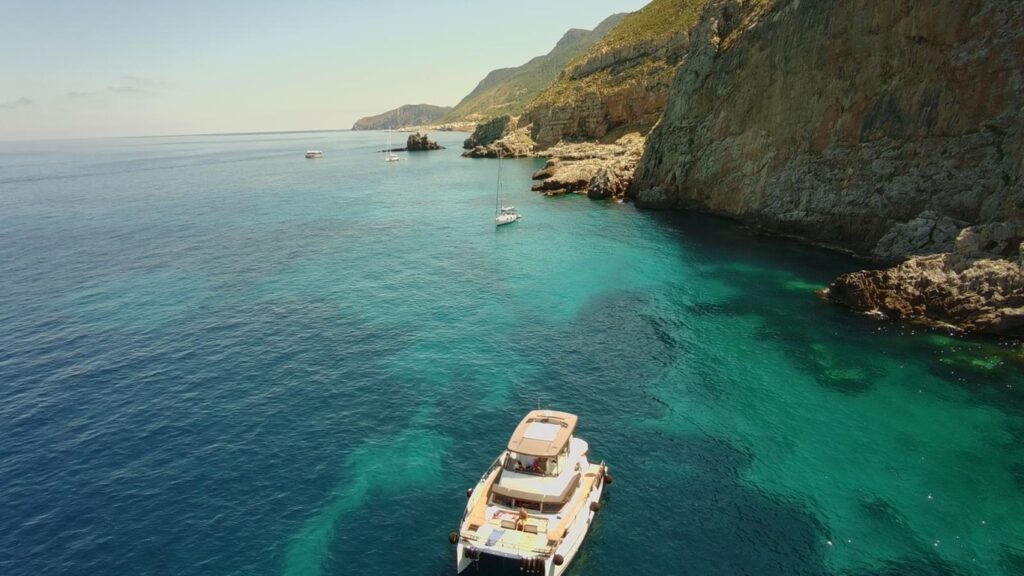 barca a favignana nelle isole egadi