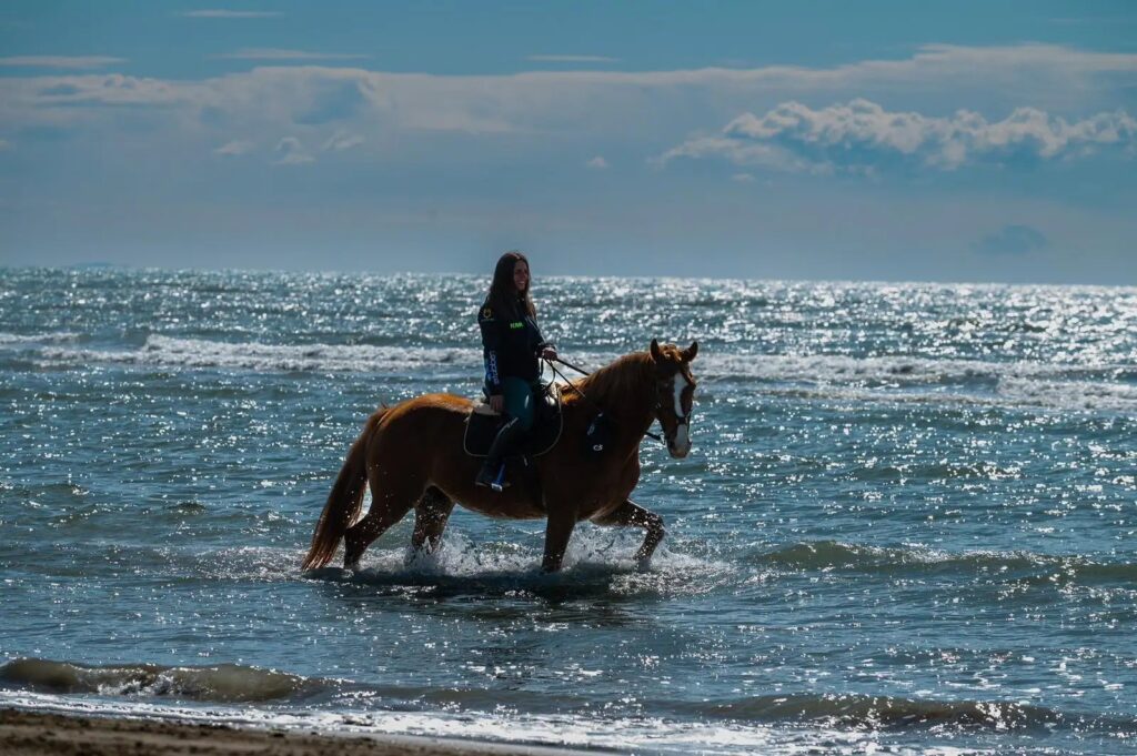 ragazza a cavallo nel mare