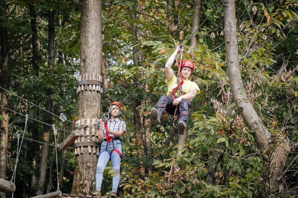 ragazzo su una carrucola in un parco avventura