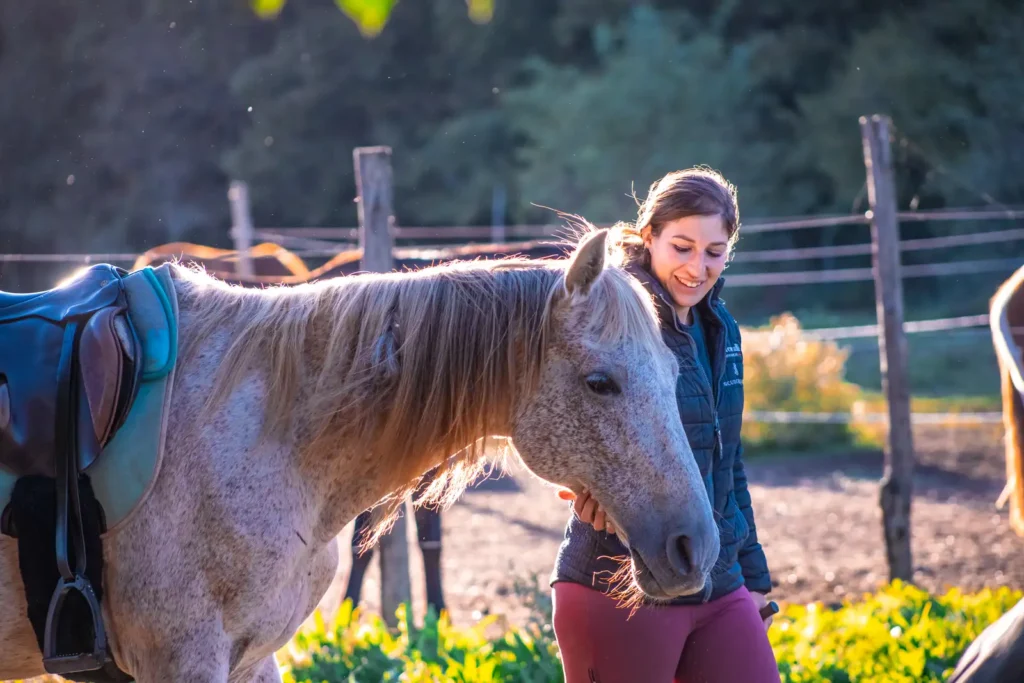 ragazza cammina tenendo un cavallo