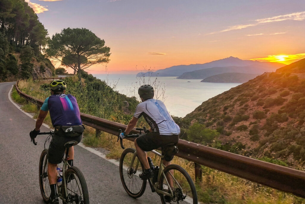 ciclisti su e-bike a capoliveri al tramonto