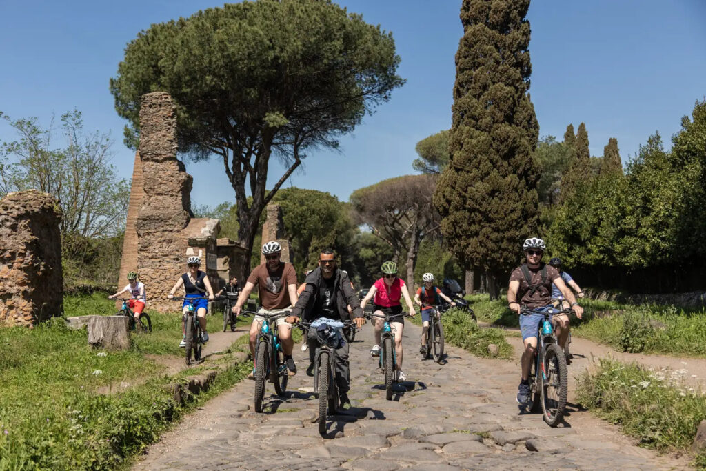 persone in e-bike sulla via appia a roma