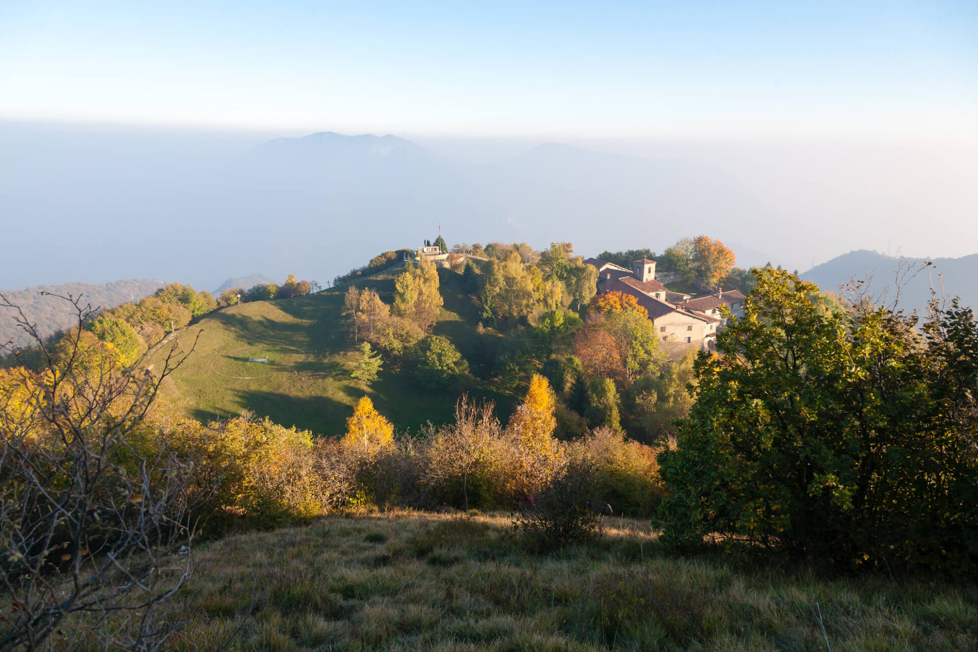 Paesaggio autunnale della Val Trompia con l'Eremo di Conche, tra le valli bresciane
