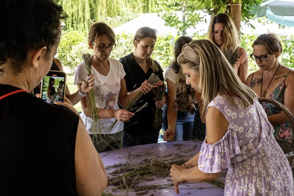 laboratorio-di-trasformazione-di-erbe-in-rimedi-naturali-toscana