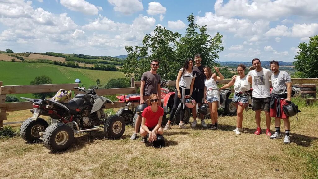 partecipanti a un tour in quad alla ricerca del tartufo