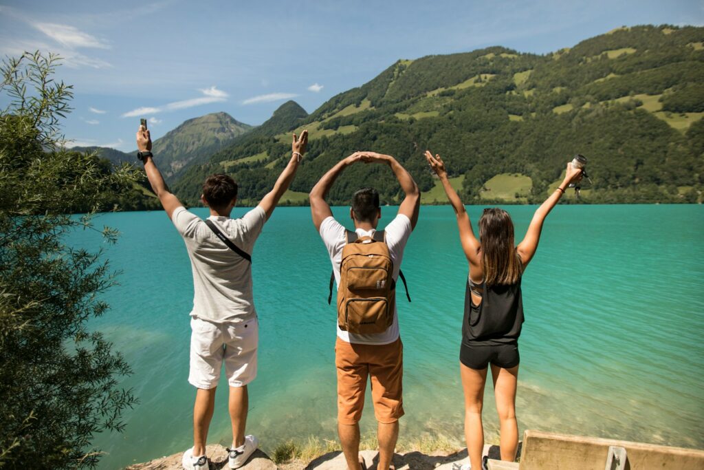 persone felici che esultano in riva a un lago