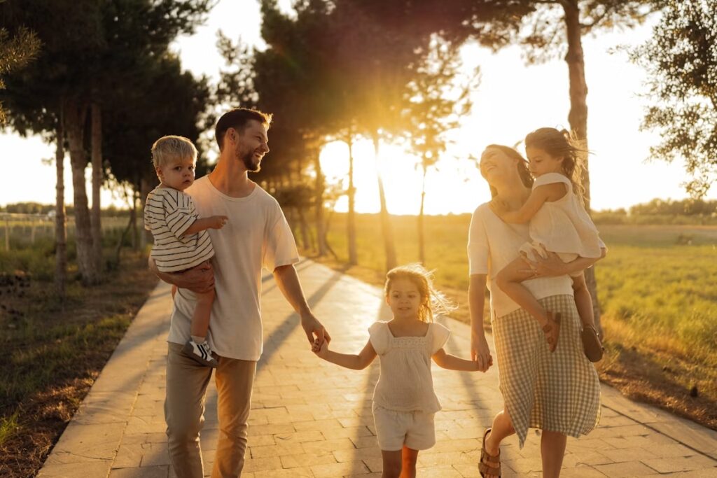 famiglia-cammina-e-si-tiene-la-mano-al-tramonto
