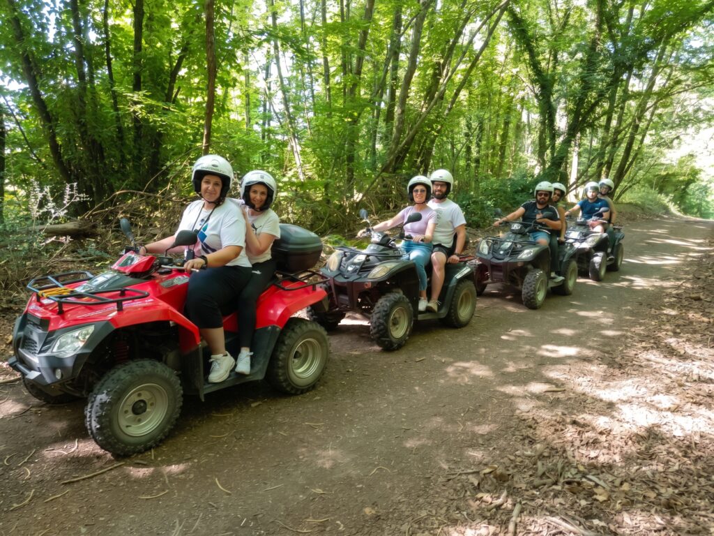persone-su-quad-in-fila-lago-di-bracciano
